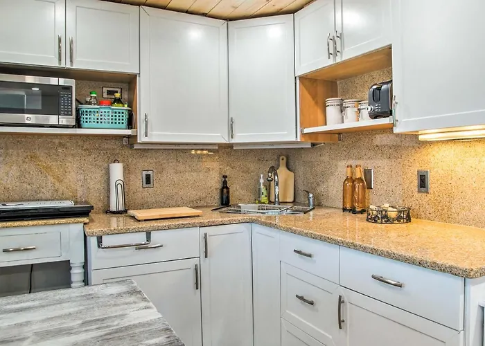 Walk To Beach: Bright & Cozy Cape Cod Studio!